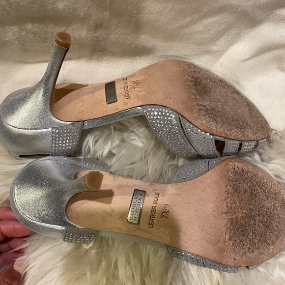 BADGLEY MISCHKA silver d’orsay heels - Picture 5 of 7